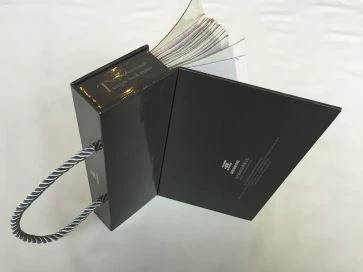 Boek met drapeerstofstaal